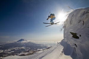Japan, Hokkaido, Niseko, Man skiing